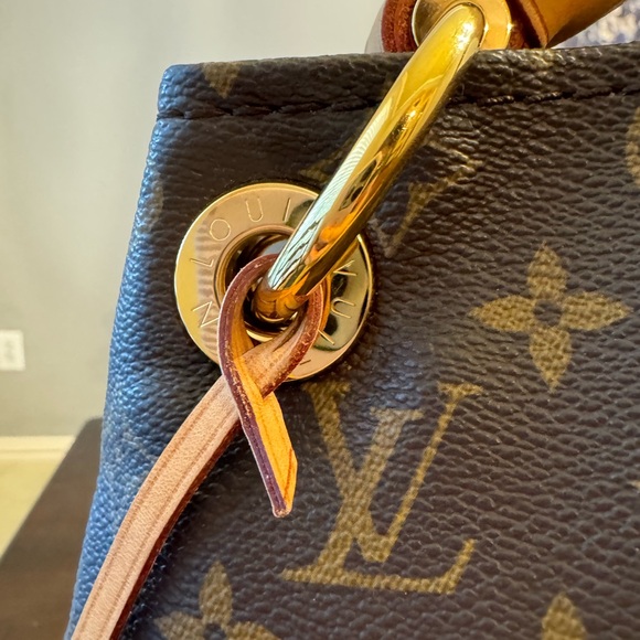 Authentic Louis Vuitton Artsy MM - Picture 9 of 15